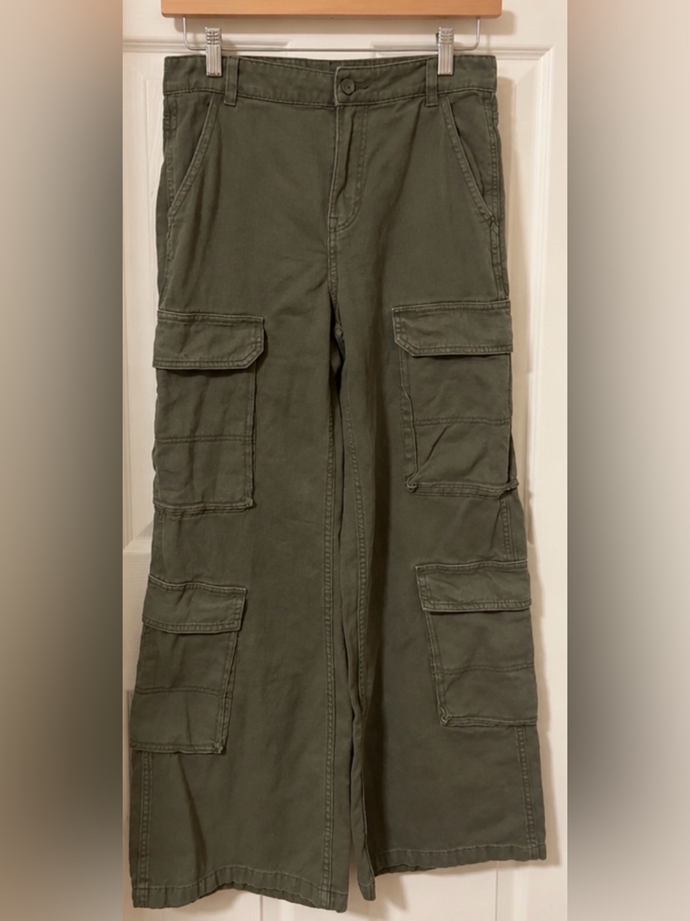 Classic Olive Cargo Pants with Multi-Pocket Utility Design